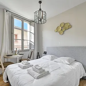  Apartment Au Coeur Des Papes, Dans Batisse De Charme & En Coeur De France